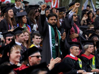 طلاب لم يتمكنوا من الاحتفال بالتخرج بسبب مشاركتهم في الاحتجاجات المؤيدة للفلسطينيين في جامعة هارفارد، ماساتشوستس. 23 مايو 2024 - Reuters