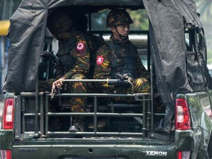 عناصر من جيش ميانمار يقومون بدورية خلال مهرجان في يانجون. 13 أبريل 2023 - AFP