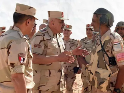 وزير الدفاع المصري عبد المجيد صقر يشهد تنفيذ مشروع تكتيكى بجنود بالذخيرة الحية لإحدى وحدات المنطقة الغربية العسكرية. 16 نوفمبر 2025 - facebook/@EgyArmySpox