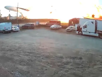 لحظة تحطم طائرة شحن بعد إقلاعها بدقائق من مطار بولاية كنتاكي الأميركية. 04 نوفمبر 2025 - Kentucky Truck Parts & Service