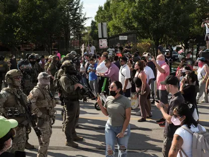 متظاهرون يصرخون في وجه عناصر إنفاذ القانون خلال مواجهة مع ضباط وكالة الهجرة والجمارك الأميركية (ICE) وعناصر فيدراليين، شيكاغو، ولاية إلينوي، الولايات المتحدة، 4 أكتوبر 2025 - REUTERS
