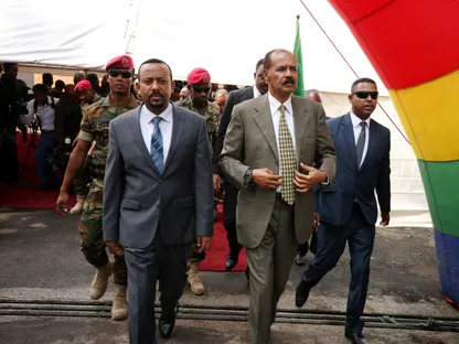 الرئيس الإريتري أسياس أفورقي ورئيس الوزراء الإثيوبي آبي أحمد يصلان لحضور حفل تنصيب بمناسبة إعادة فتح سفارة إريتريافي أديس أبابا في إثيوبيا. 16 يوليو 2018 - REUTERS