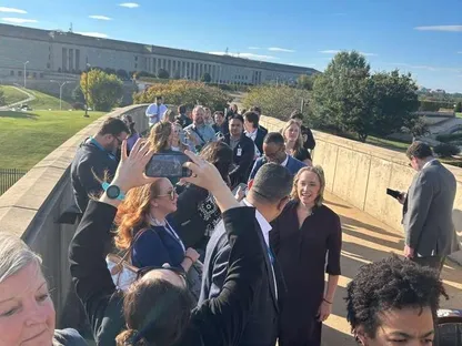 صورة نشرها كبير مراسلي شبكة ABC News في واشنطن جوناثان كارل تظهر لحظة مغادرة الصحافيين مبنى البنتاجون. 16 أكتوبر 2025 - @jonkarl