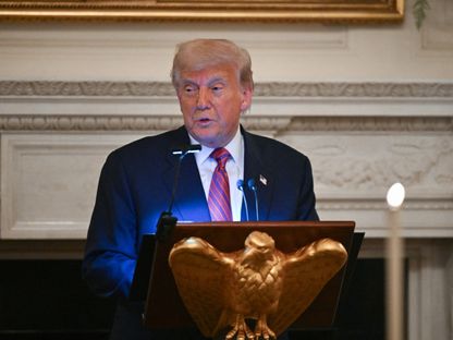 الرئيس الأميركي دونالد ترمب يتحدث خلال حفل عشاء مع أعضاء في مجلس النواب بالبيت الأبيض. 18 يوليو 2025 - Reuters