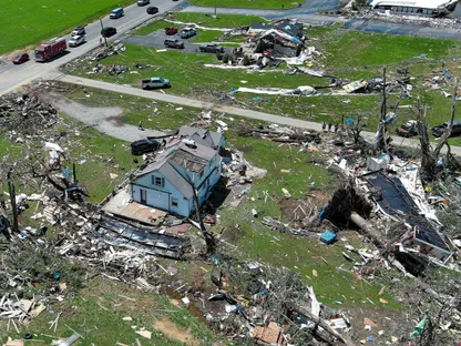 صور.. ضحايا ودمار واسع جراء أعاصير في ولايتي كنتاكي وميزوري الأميركيتين