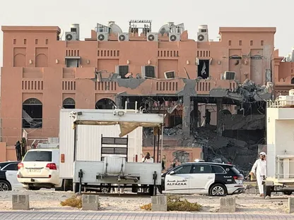 مبنى متضرر في أعقاب هجوم إسرائيلي على مقرات سكنية لقادة حركة حماس بالعاصمة القطرية الدوحة. 9 سبتمبر 2025 - REUTERS