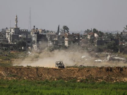 سيارة جيب عسكرية إسرائيلية تقوم بدورية على الجانب الإسرائيلي من الحدود مع غزة. 1 أبريل 2024 - REUTERS