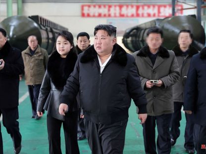 الزعيم الكوري الشمالي كيم جونج أون يتفقد مصنعاً حربياً في بيونج يانج. 5 يناير 2024 - AFP