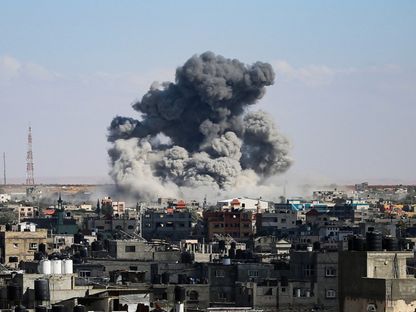 دخان يتصاعد بعد قصف إسرائيلي على رفح، جنوب قطاع غزة. 6 مايو، 2024 - AFP