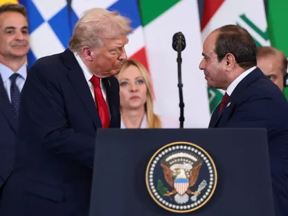 الرئيس المصري عبد الفتاح السيسي يصافح الرئيس الأميركي دونالد ترمب خلال قمة شرم الشيخ للسلام. 13 أكتوبر 2025. - REUTERS