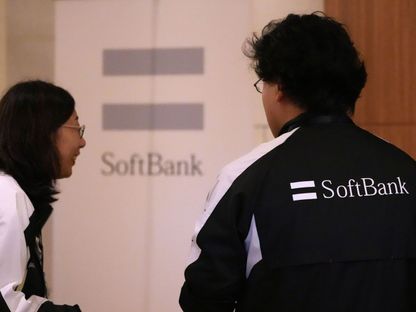 موظف بمجموعة سوفت بنك يرتدي زي رسمي يحمل اسم الشركة خلال مؤتمرها SoftBank World السنوي. 4 أكتوبر 2023 - Bloomberg - Bloomberg
