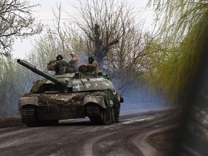جنود أوكرانيون باتجاه خط المواجهة في باخموت وتشاسيف يار بأوكرانيا. 12 أبريل 2023 - Reuters