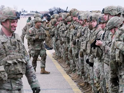 قوات أميركية في القاعدة العسكرية الرومانية ميخائيل كوجالنيسانو على البحر الأسود، 6 مارس 2022 - REUTERS