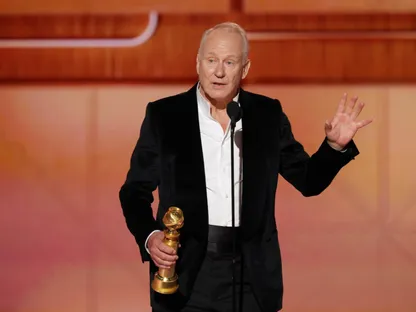 ستيلان سكارسجارد يفوز بجولدن جلوب أفضل ممثل مساعد عن Sentimental Value
