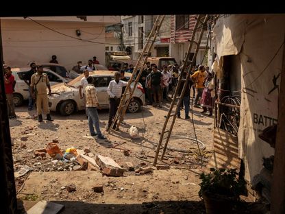 عدد من الهنود يتجمعون لمتابعة آثار الدمار الناجم عن قصف باكستاني لريهاري جامو الهندية. 10 مايو 2025 - REUTERS