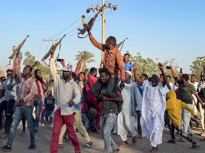 سودانيون يتطوعون للقتال إلى جانب الجيش السوداني ضد قوات الدعم السريع في مدينة ود مدني بولاية الجزيرة في السودان. 17 ديسمبر 2023 - AFP