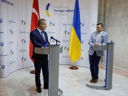 وزير الخارجية الأوكراني دميترو كوليبا ونظيره التركي هاكان فيدان خلال مؤتمر صحفي مشترك في كييف. 25 أغسطس 2023 - Reuters