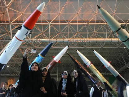 إيرانيات يلتقطن صورة في متحف القوة الجوية الفضائية التابعة للحرس الثوري في طهران. 12 نوفمبر 2025 - Reuters