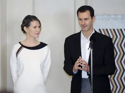 بشار الأسد وزوجته أسماء خلال احتفال بعيد الأم في العاصمة السورية دمشق حين كان رئيساً للبلاد. 21 مارس 2016 - REUTERS