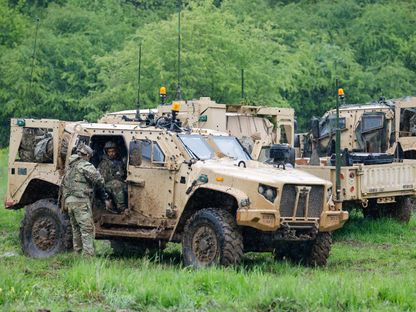 جنود أميركيون داخل مركبة من طراز JLTV التكتيكية الخفيفة من إنتاج شركة أوشكوش. 11 مايو 2023 - AFP