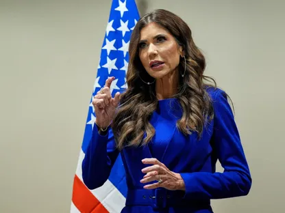 وزيرة الأمن الداخلي كريستي نويم تتحدث خلال زيارة إلى سانتياجو في تشيلي. 30 يوليو 2025 - Reuters