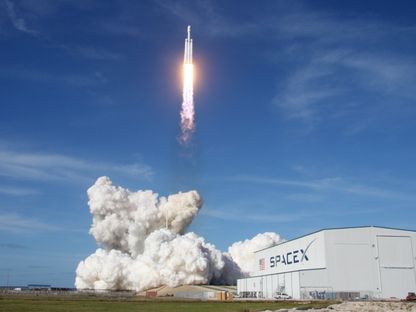 صاروخ سبيس إكس فالكون هيفي ينطلق من منصة مركز كينيدي للفضاء في كيب كانافيرال. الولايات المتحدة. 6 فبراير 2018 - Reuters