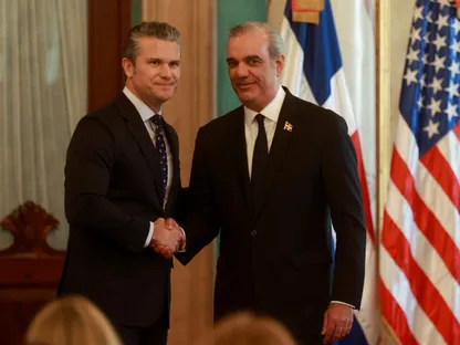 وزير الدفاع الأميركي بيت هيجسيث ورئيس جمهورية الدومينيكان لويس أبي نادر يتصافحان خلال اجتماع في القصر الوطني في سانتو دومينجو. جمهورية الدومينيكان في 26 نوفمبر 2025 - reuters