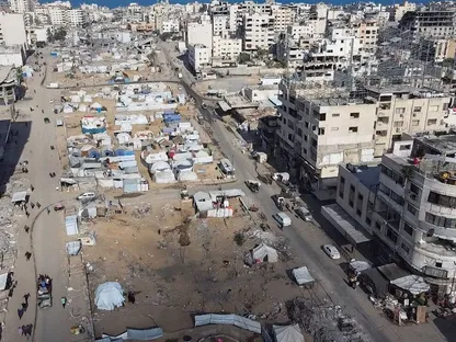 صورة جوية لمخيمات النازحين الفلسطينيين في مدينة غزة، عقب انسحاب القوات الإسرائيلية، 18 أكتوبر 2025 - REUTERS