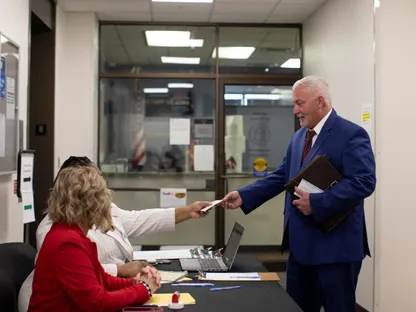 6 انتخابات تمهيدية بالكونجرس تشكل اختباراً لتأييد ترمب وميول الديمقراطيين