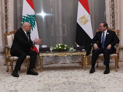 الرئيس المصري عبد الفتاح السيسي يلتقي نظيره اللبناني جوزاف عون على هامش القمة العربية الطارئة في القاهرة. 4 مارس 2025 - X@LBpresidency