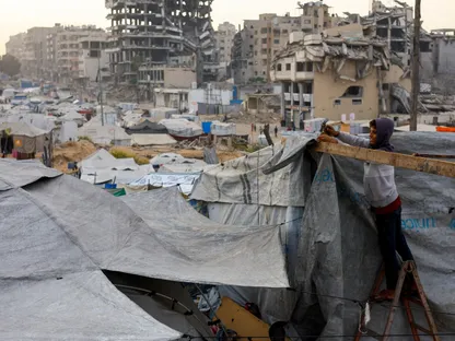 نازح فلسطيني يُصلح خيمته في ظل وقف إطلاق النار بين إسرائيل وحركة حماس في مدينة غزة. 4 نوفمبر 2025 - Reuters