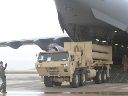 طيارون أميركيون يفرغون منصة إطلاق صواريخ THAAD من طائرة C-17 بقاعدة "نيفاتيم" الجوية في إسرائيل. 1 مارس 2019 - AFP