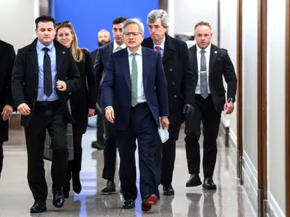 جينسن هوانج المدير التنفيذي لشركة "إنفيديا" يدخل مجلس الشيوخ في مبنى الكابيتول بالعاصمة واشنطن. 3 ديسمبر 2025 - REUTERS