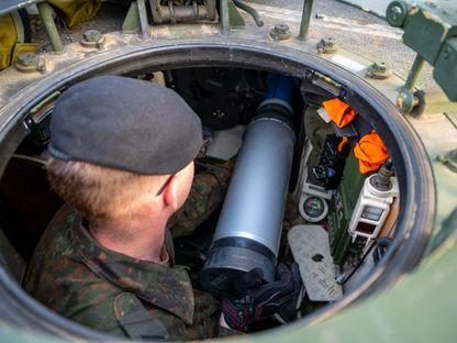 جندي في الجيش الألماني يقوم بتحميل قذيفة من عيار 120 ملم لإجراء تداريب. بيرجن، ألمانيا، 28 سبتمبر 2023 - AFP