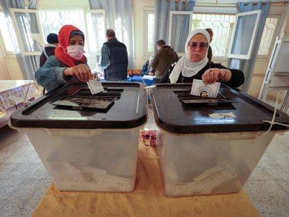 ناخبتان مصريتان خلال التصويت بأحد مركز الاقتراع في ثاني أيام الانتخابات الرئاسية، الجيزة. 11 ديسمبر 2023 - Reuters