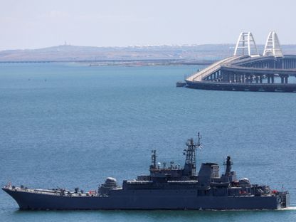 سفينة تابعة للبحرية الروسية تتحرك بالقرب من جسر القرم بمدينة كيرتش، شبه جزيرة القرم. 17 يوليو 2023 - REUTERS