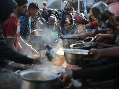 فلسطينيون يتجمعون للحصول على الطعام وسط أزمة جوع مع استمرار الحرب الإسرائيلية على قطاع غزة. 2 يناير 2025 - Reuters