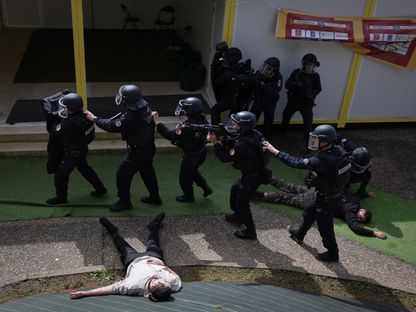 ضباط شرطة فرنسيون يشاركون في تدريب يحاكي هجوماً إرهابياً داخل ملعب في مدينة روديز جنوب غرب فرنسا. في 28 مارس 2024 - AFP