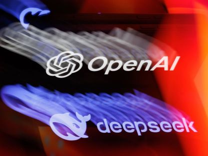 شعارات OpenAI وDeepSeek للذكاء الاصطناعي على هواتف محمولة في لاتفيا. 29 يناير 2025 - Bloomberg