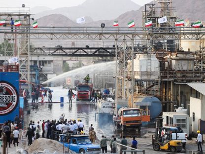 رجال الإطفاء يخمدون حريقاً في مصفاة نفط في بندر عباس جنوب إيران- 10 يوليو 2023 - Reuters