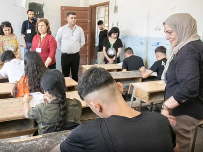 جانب من امتحانات الطلاب وفق مناهج هيئة التربية والتعليم في الإدارة الذاتية لشمال وشرق سوريا في مدينتي القامشلي والحسكة. 14 يونيو 2025 - desteya-perwerde.com