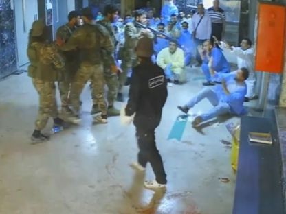 لقطة شاشة من فيديو متداول على وسائل التواصل الاجتماعي يظهر مسلحين وهم يقتلون رجلاً أعزلاً داخل مستشفى السويداء الوطني في السويداء، سوريا. 16 يوليو 2025 - X