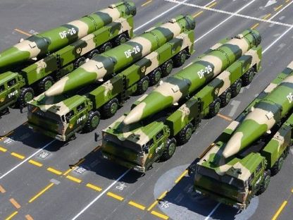 صورة غير مؤرخة لنظام الصواريخ الباليستية DF-26 على مركبات في شوارع بكين، الصين - militarywatchmagazine