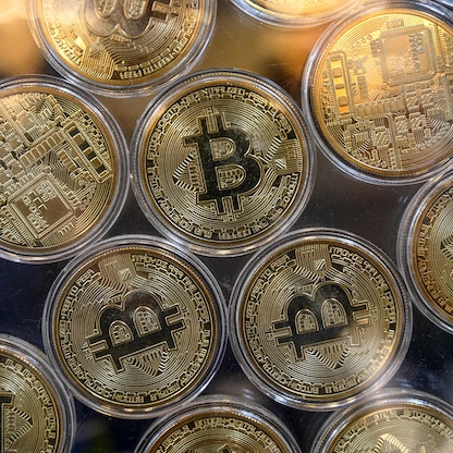ما الفرق بين العملات الرقمية والمشفرة ومعاملاتهما المالية؟