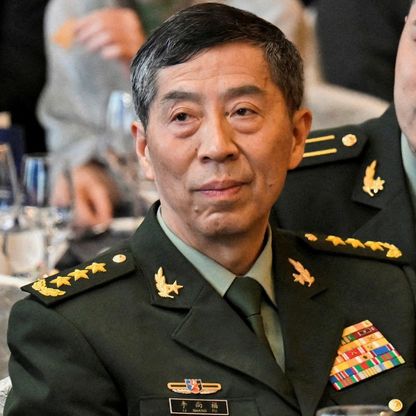بعد اختفائه لشهرين.. إقالة وزير الدفاع الصيني