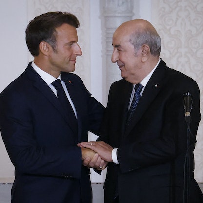 ماكرون وتبون ينهيان أزمة دبلوماسية: عودة سفير الجزائر لباريس