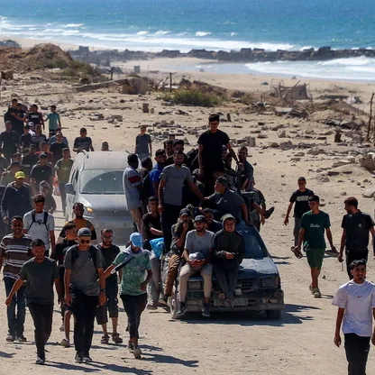النازحون الفلسطينيون يبدأون رحلة العودة إلى مدينة غزة وشمال القطاع بعد وقف النار