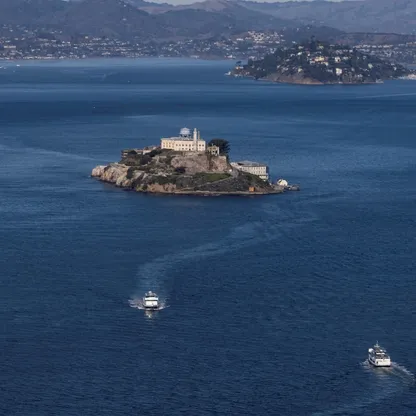 ما هو سجن ألكاتراز الذي دعا ترمب إلى إعادة تشغيله؟