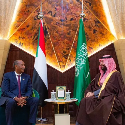 ولي العهد السعودي يلتقي رئيس مجلس السيادة السوداني في الرياض
