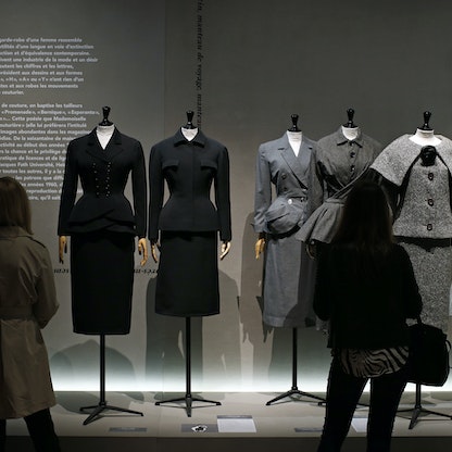 حوار الأزياء بين تصميمات ديور وبالنسياجا بمعرض في نيويورك